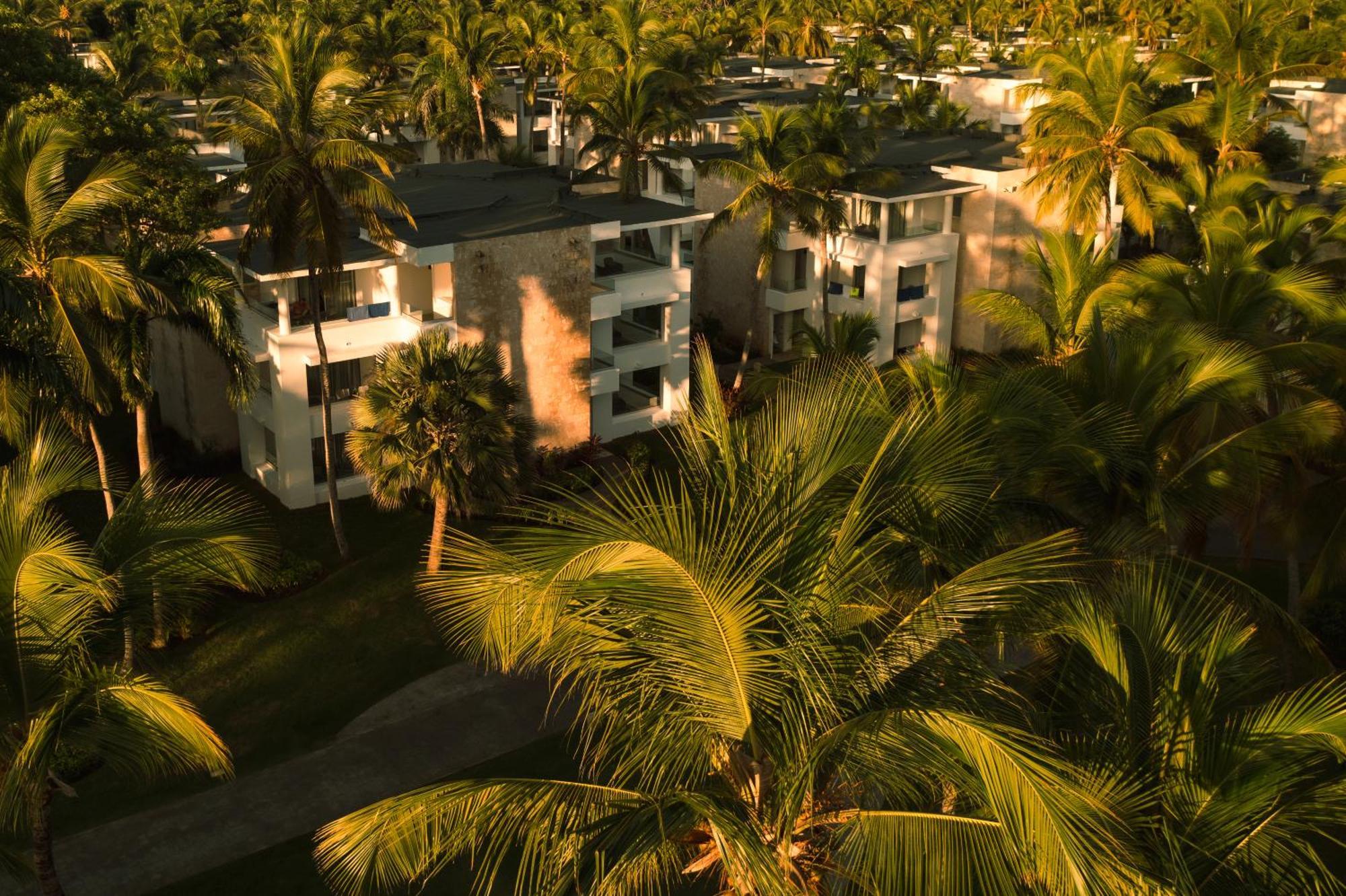 Grand Bavaro Princess (Adults Only) Hotel Exterior photo The resort at night